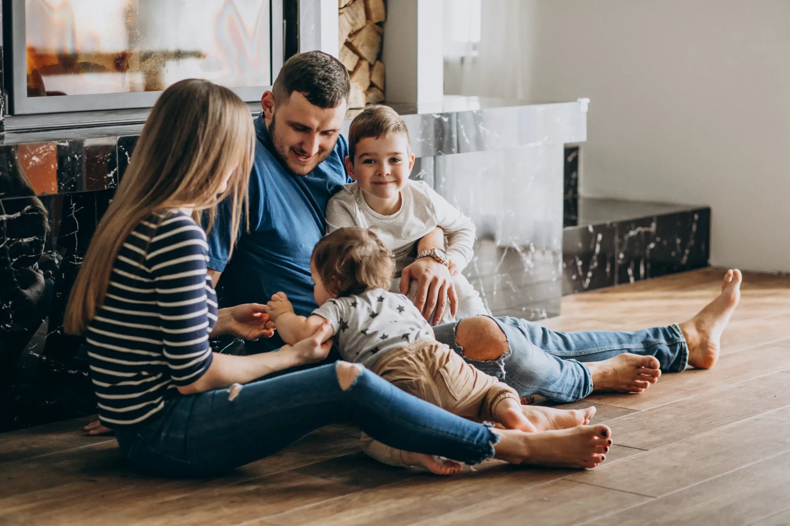 Junge Familie mit Haus